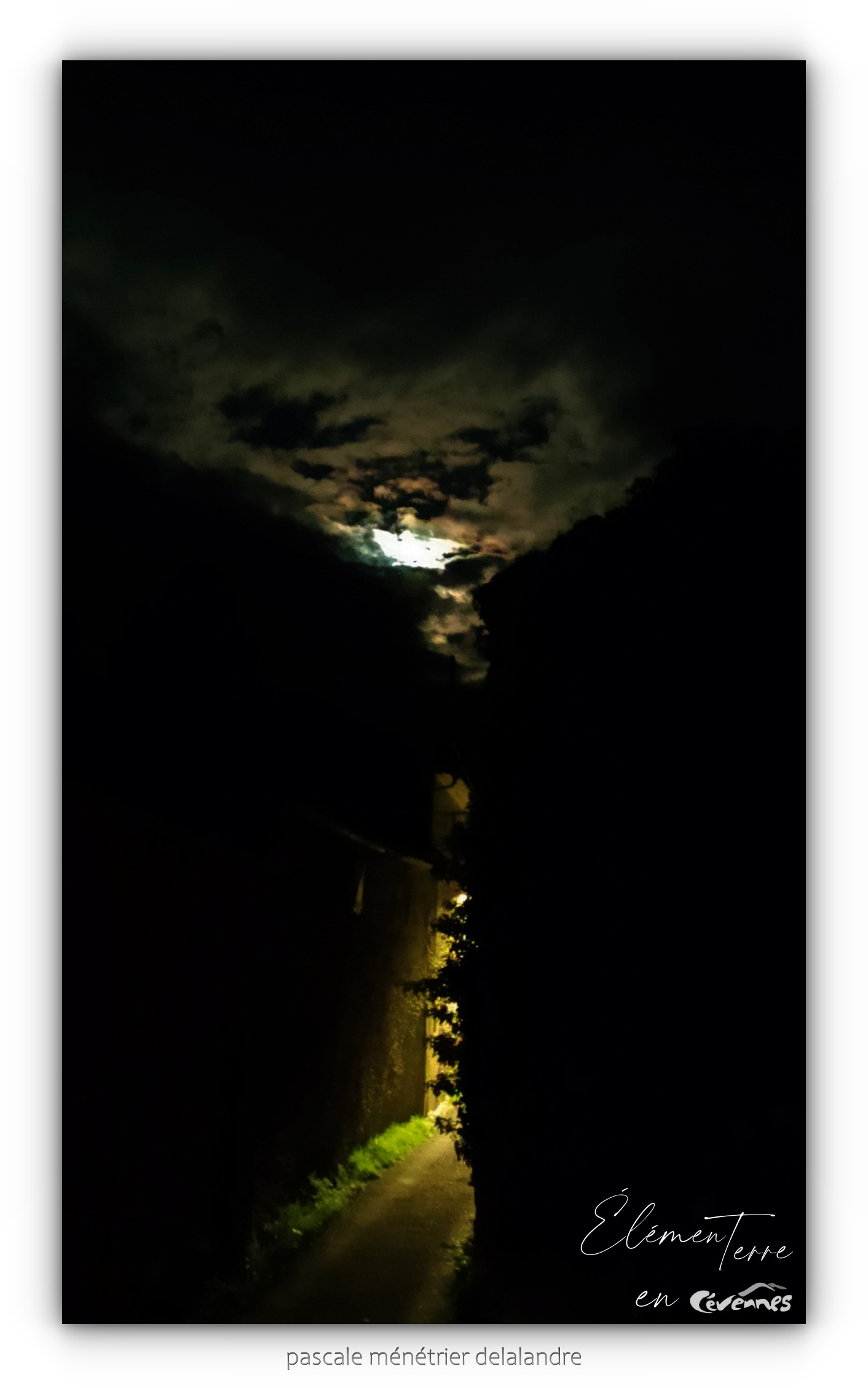 17/08/24 - Ciel de la rue du village depuis ma terrasse