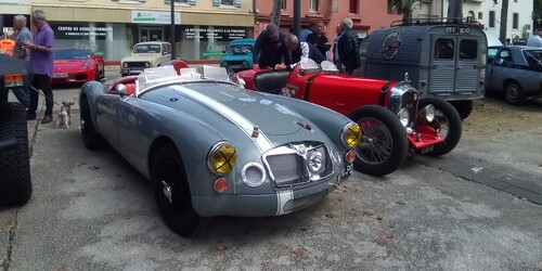 Magnifique exposition d'ancienne auto