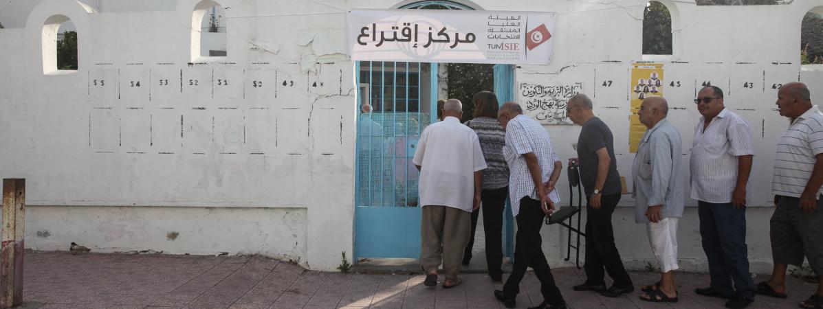 Des électeurs tunisiens font la queue devant un bureau de vote à Marsa, au nord-est de Tunis, le 15 septembre 2019.
