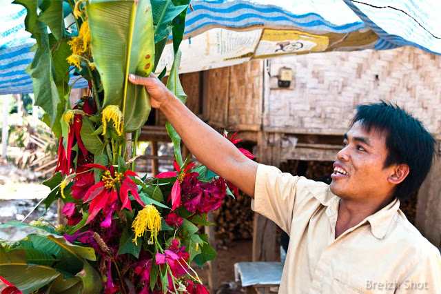 Fête des fleurs chez les kamus de Ban Bompeang