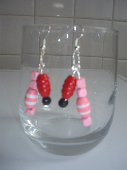 Une paire de boucle d'oreille avec perles rose et perles rouge