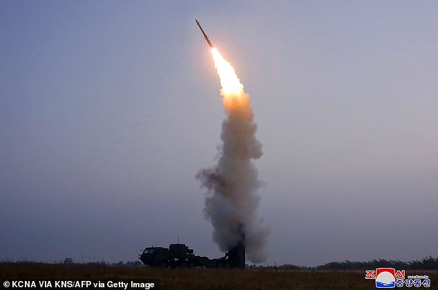 La Corée du Nord a testé un nouveau type de missile antiaérien (photo) alors que le royaume ermite continue de mettre à jour son arsenal militaire