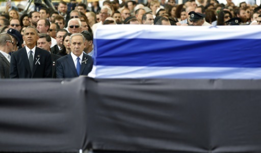 Le président américain Barack Obama et le Premier ministre israélien Benjamin Netanyahu devant le cercueil de l'ancien président israélien Shimon Peres, le 30 septembre 2016