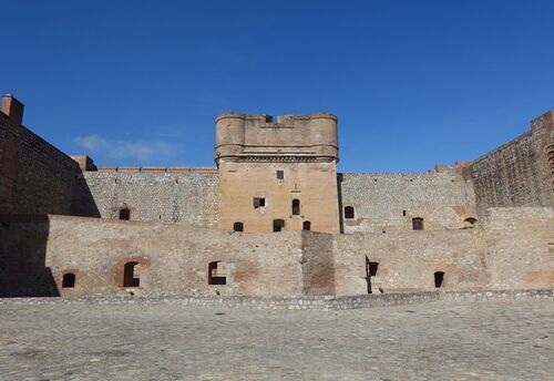 La Place d'Armes et le Donjon de la Forteresse de SALSES