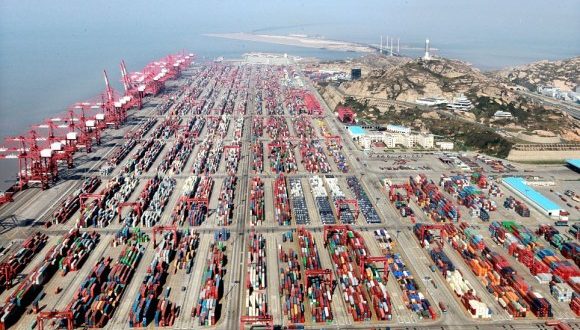 Chine : débit record de conteneurs dans le port de Shanghai en ...