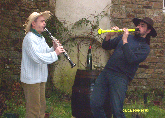 Le couple de treujenn gaol (duo de clarinettes trad du centre Bretagne).