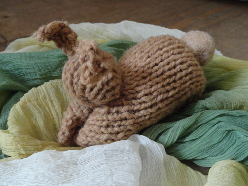 Petit lapin tricoté