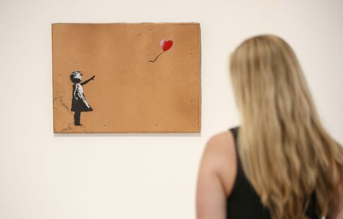 L'oeuvre de Banksy «Girl with Balloon» exposée à la Lazinc Gallery de Londres le 11 juillet 2018