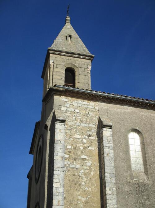 Le clocher de l'église Saint-Pierre à Lussan