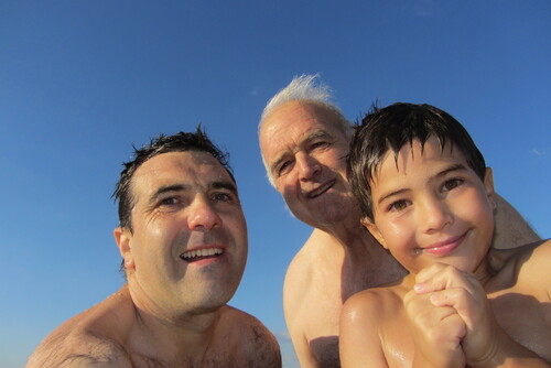 3 générations à la plage 