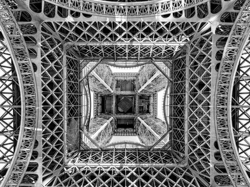 "Sous la Tour Eiffel" de Alejandro Merizalde — France
