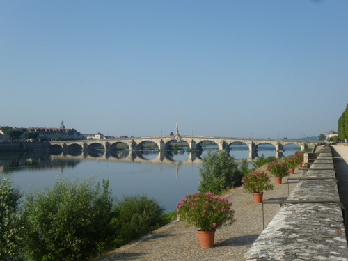 Le Pont et les Quais de Blois .