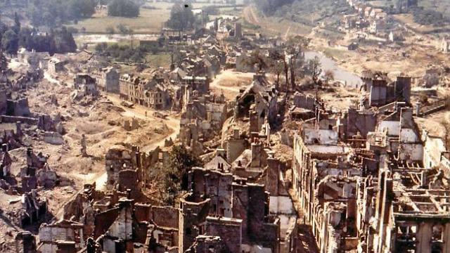 Saint-Lô détruite, été 1944, lors de la Libération. La photo est prise du haut de l'église Notre-Dame. À droite la Vire et la falaise d'Agneaux. À gauche, l'actuelle rue de Villedieu.