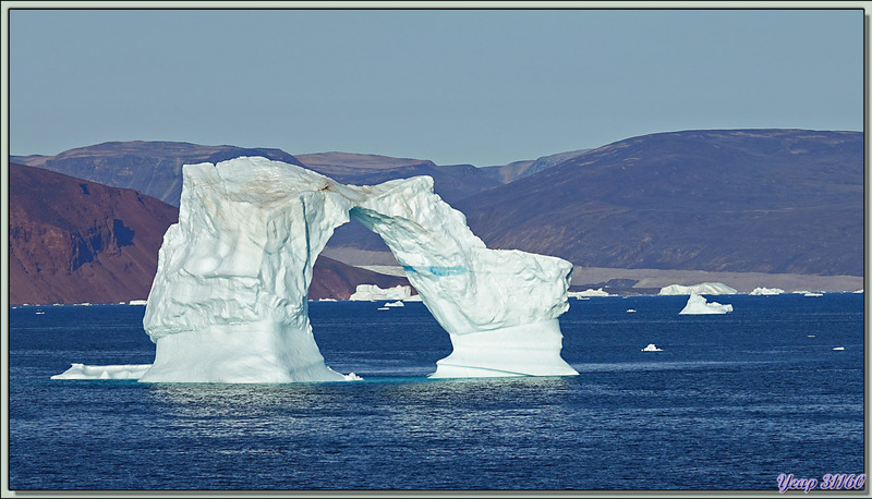 Navigation dans le Fjord Inglefield : la transformation de l'iceberg en arche - Région de Qaanaaq - Groenland