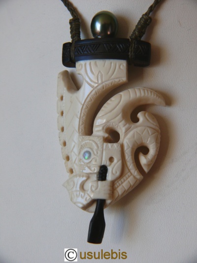 Blog de usulebis :Usulebis ,Artisan créateur de bijoux polynésiens , contact : usulebis@hotmail.fr, Pendentif Tiki Rameur N°3 avec perle Noir de culture