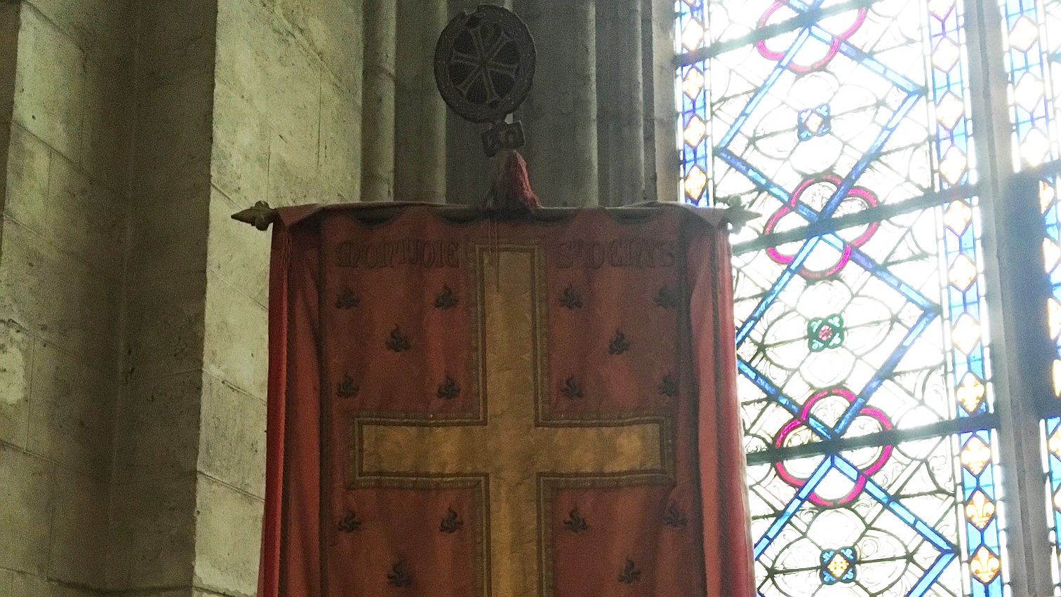 Montjoie bannière de Charlemagne conservée à l'abbaye de Saint-Denis