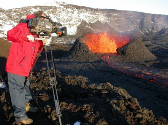 Le feu et la neige dans le cratère Dolomieu. Alain Gerente est à la camera. © Alain Gerente