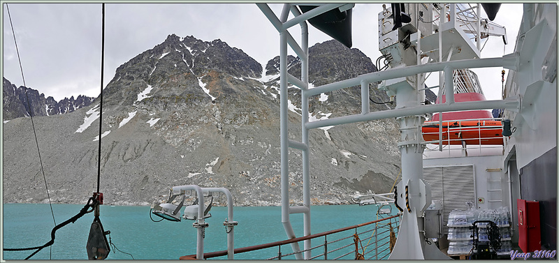 Ne pouvant pas débarquer à cause de l'ours qui rode, en remplacement, on nous fait visiter le fjord et le navire s'approche du front du glacier - Magdalenfjord - Spitzberg - Svalbard - Norvège 