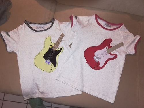 Tee shirts pour des futurs musiciens.