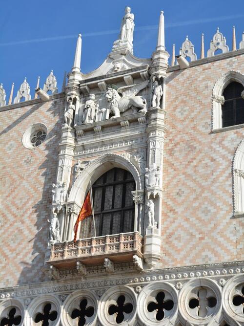 Façade du palais des Doges sur la  place Saint-Marc à Venise