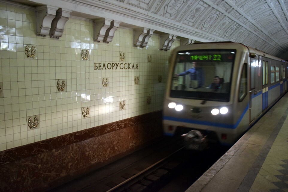 Moscou - Metro - Station Bielorusskaia  - Entrée du train en gare