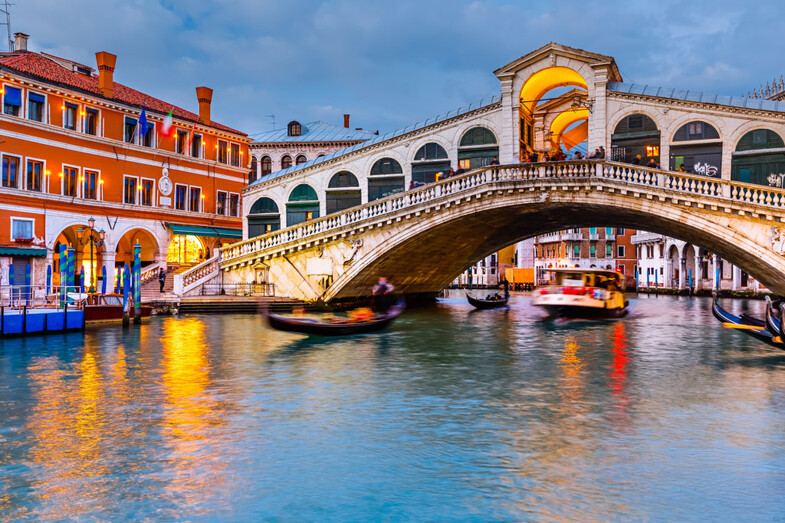 VENISE ET SES CHARMANTS GONDOLIERS 