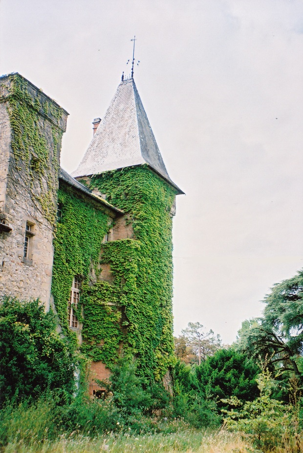 - Le Château de LEZIGNAC