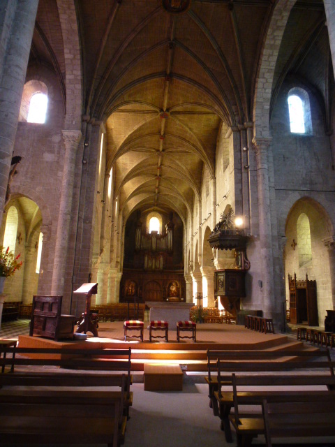 INTERIEUR DE NOTRE-DAME de BEAUGENCY, Vitraux, Chapiteaux, Statuaire ....