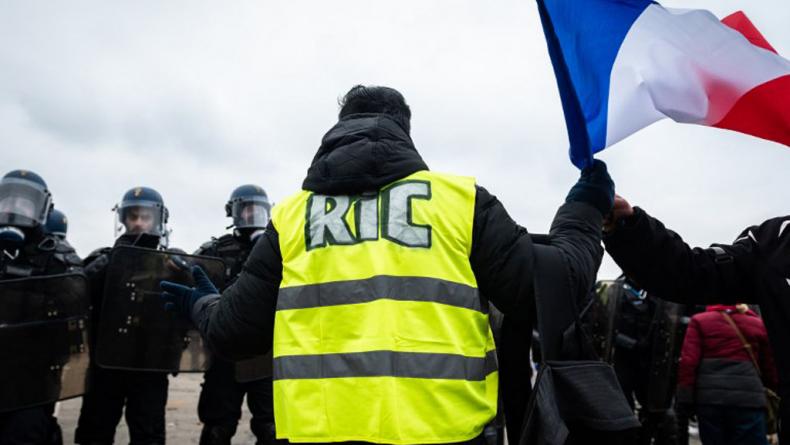 Un gilet jaune en faveur du RIC, le 5 janvier.