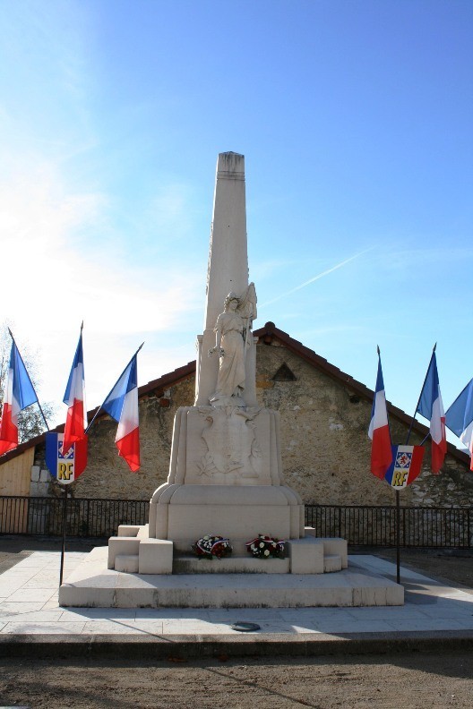 01185_-_Hauteville-Lompnes-Monument_aux_morts.jpg