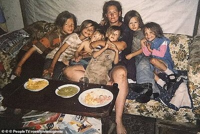 McGinnis a eu neuf enfants au cours de ses 19 années de captivité.  Elle a partagé cette photo lors d'une interview avec People en août 2017.