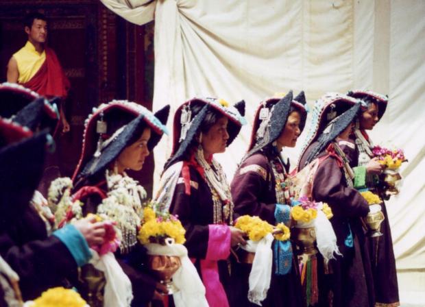 Cérémonie pour une jeune Rimpoche de 14 ans en costume traditionnel. Les pierres bleues sur les tuniques sont de vraies turquoises.