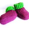Chaussons bébé violet et vert "Aubergines" en acrylique et laine 16€