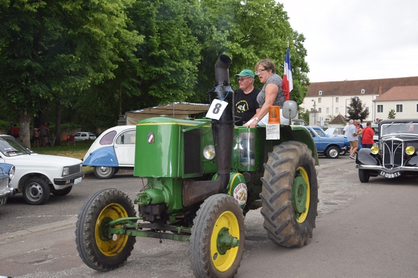 Carole Baudoin, membre de l'Amicale des Mécaniques Anciennes du Châtillonnais vous offre  les photos qu'elle a réalisées lors de l'exposition de véhicules anciens