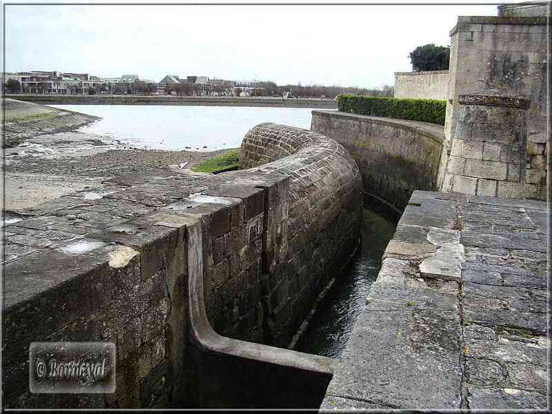 La Rochelle Porte des Deux Moulins l'Ecluse du Fort des Dames