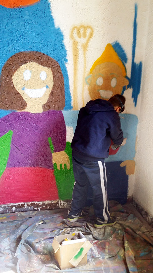 stage graff à Vendemian (34) décoration par les jeunes du mur de leur salle"Monde Des Jeunes" en Avril 2015