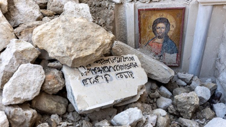 Une icône dans les décombres d'une église grecque orthodoxe à Tokacli, village turc frappé par le séisme, le 12 février 2023