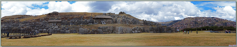 Vues panoramiques sur l'entrée du site de la forteresse Sacsayhuamán - Cuzco - Pérou