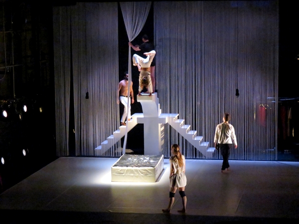 "L'hypothèse de la chute", a ravi les amateurs de danse moderne au Théâtre Gaston Bernard ....