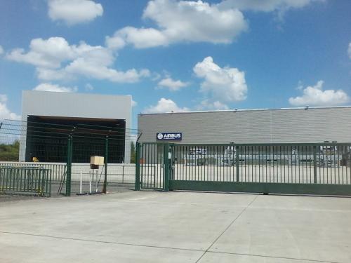 CONVOI ROUTIER, ELEMENTS, AIRBUS A 380, LANGON, GIRONDE, ... AQUITAINE, FRANCE - Hangar de stockage des éléments de l' airbus A380