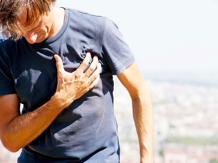 Symptôme du zona: douleur à la poitrine.