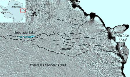 Le réseau de caynons repéré sous l'inlandsis à l'est de l'Antarctique. Il semble relié à un lac sous-glaciaire (subglacial lake ?). © Modis, Newcastle University