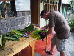 Préparation des tamales - Laurent concentré sur le nettoyage des feuilles