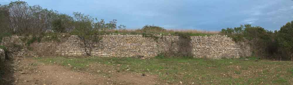 Murviel-Les-Montpellier mur de soutènement de trois mètres de haut sur le site archéologique du Castellas