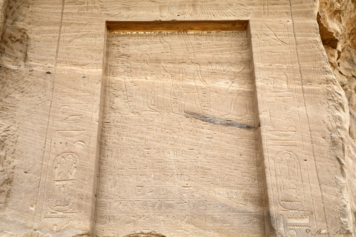 Stèle à côté du spéos du Général Horemheb, Egypte