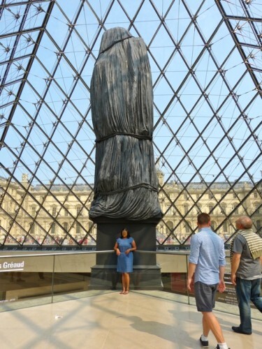 Loris-Gre-aud-statue-touriste-Louvre.jpg