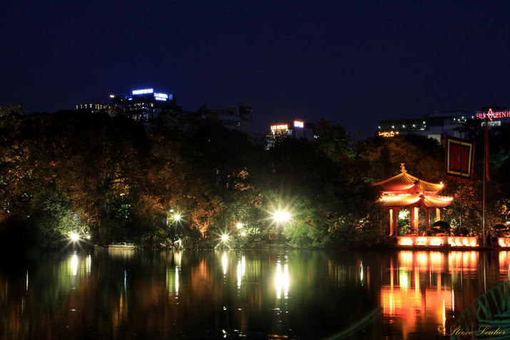 Reflets nocturnes sur le lac Hoan Kiem ou lac de l'Epée à Hanoï, Viêt Nam