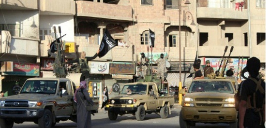 Des images de propagande diffusée par le média djihadiste Welayat Raqa montrent des membres du groupe Etat Islamique paradant dans une rue de Raqa, le 30 juin 2015 en Syrie (c) Afp