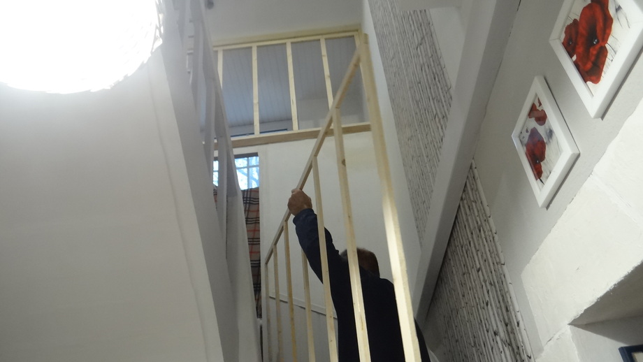 L'escalier et les Toilettes de l'étage (2)
