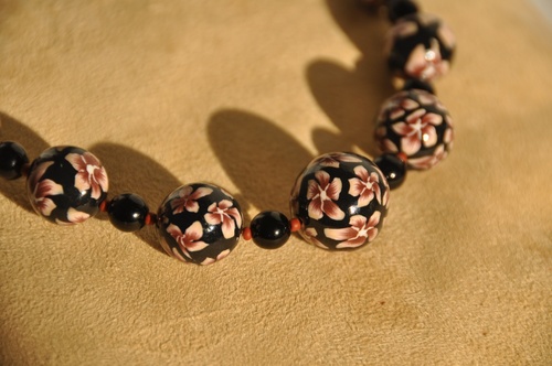 Collier boules à fleurs